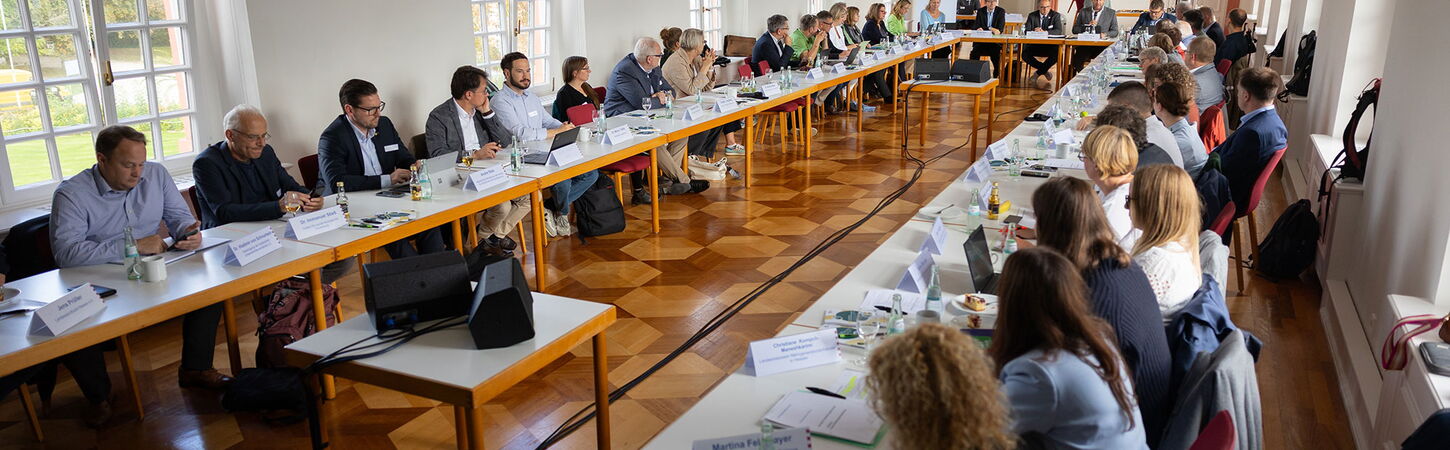 Gruppenbild der 1. FNE-Sitzung