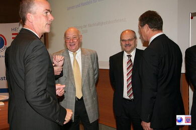 Eine Gruppe von Teilnehmenden im Gespräch