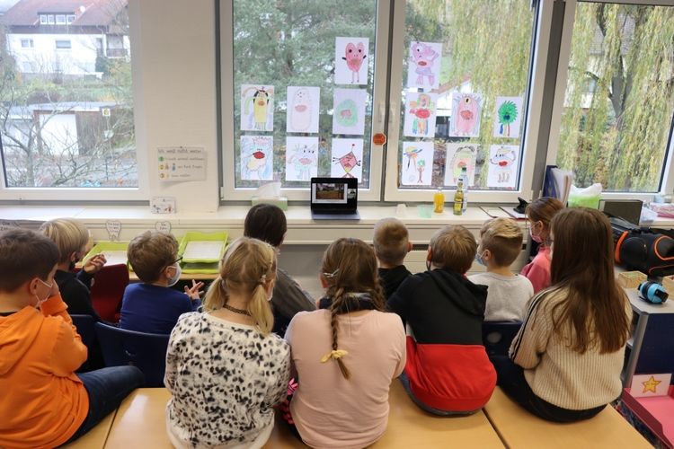 Schülerinnen und Schüler verfolgen die digitale Auszeichnungsfeier 2021