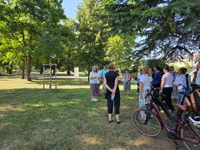 Beim informellen Ausklang konnten die Teilnehmerinnen und Teilnehmer im Eltviller Stadtpark das Ergebnis eines Jugendbeteiligungsprojekts besichtigen.