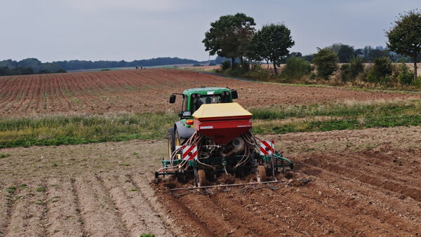 Traktor beim Quellwiesenhof in Nordosthessen