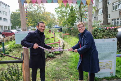 Im Mehrgenerationenhaus des Vereins „Kinder im Zentrum Gallus“ in Frankfurt wurde zum Tag der Nachhaltigkeit unter anderem der neu gestalte Natur-Erfahrungsraum eröffnet.