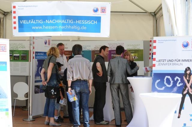 Im Gespräch am Infostand der Nachhaltigkeitsstrategie