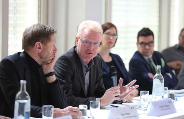 Teilnehmerinnen und Teilnehmer der 1. Sitzung des HBN im Plenum