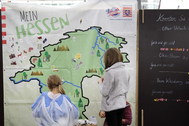 Hessenkarte am Roadshowstand auf dem Mauritiusplatz in Wiesbaden