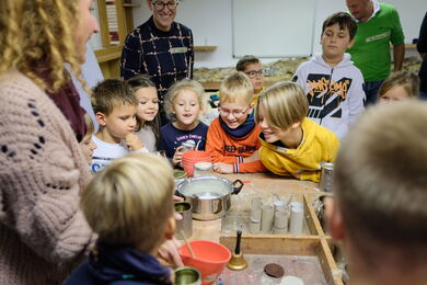 Schülerinnen und Schüler der Grundschule Rüddingshausen zeigten beim „Upcycling“, wie sie aus Abfall nützliche und auch schöne Dinge für den Alltag herstellen.