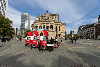 Zum Ausprobieren und Testen, für kleine Fahrten von A nach B ohne CO₂ oder als barrierefreies Beförderungsmittel stellte Velotaxi Frankfurt drei Velotaxis kostenfrei zur Verfügung.