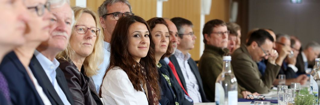 Teilnehmerinnen und Teilnehmer der 1. Sitzung des HBN im Plenum