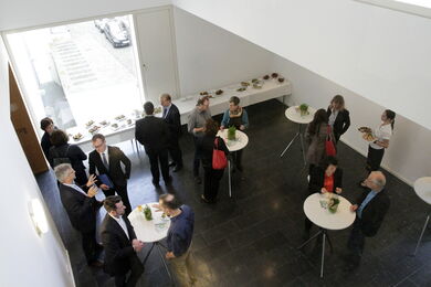 Teilnehmerinnen und Teilnehmer der 1. Sitzung des HBN am Buffet und im Gespräch