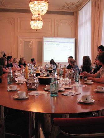 Am Besprechungstisch in der Staatskanzlei