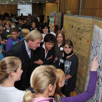 Volker Bouffier mit Jugendlichen