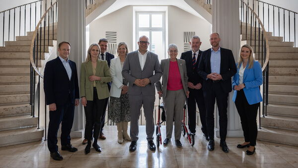 Umweltminister Ingmar Jung mit den Unterzeichnern der Rahmenvereinbarung FNS