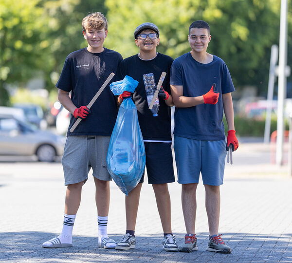 Fleißige Helfer beim Sauberhaften Schulweg