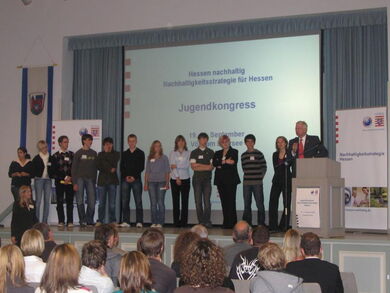 Ergebnispräsentation mit allen Teilnehmenden auf der Bühne