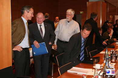 Im Gespräch nach der Sitzung