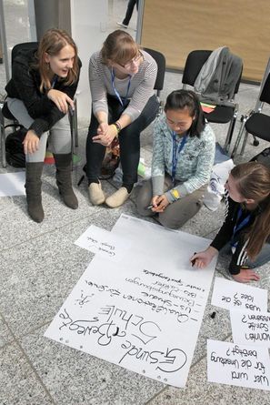 Jugendliche sammeln ihre Ideen auf Papier