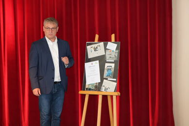 Schulleiter Christian Bolduan präsentiert das Umwelt-Engagement der Albert-Schweitzer-Schule Alsfeld.