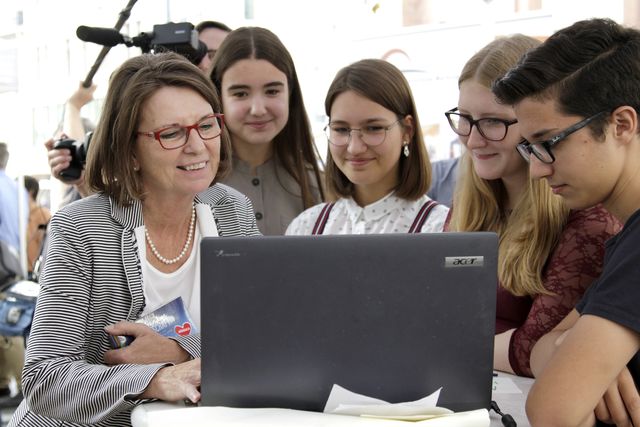 Ministerin Hinz mit Veranstaltungsteilnehmerinnen auf dem Mauritiusplatz in Wiesbaden