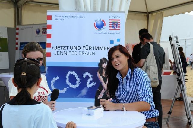 Jennifer Braun zu Besuch am Infostand