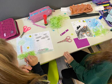 Kinder der Klasse 3c der Schule im Kirchgarten in Babenhausen bei der Umsetzung ihrer Ideen für den Kinder-Aktionswettbewerb