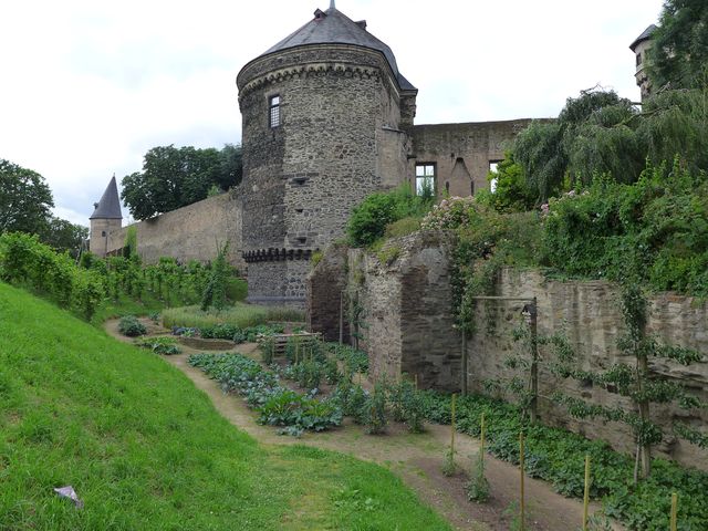 Stadtgraben mit Obst- und Gemüseanbau