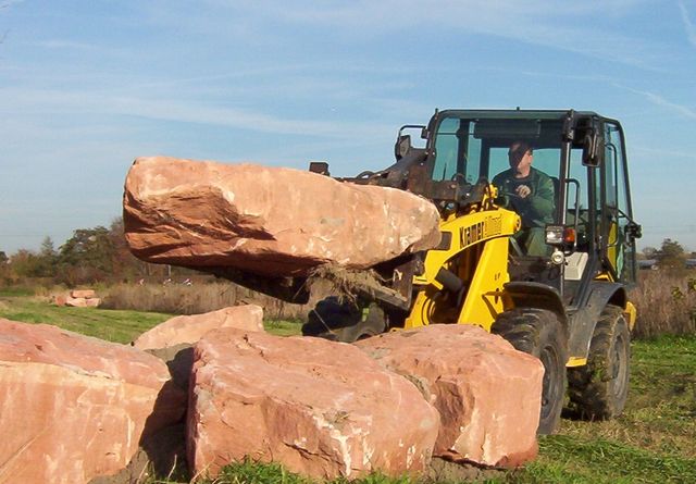 Natursteinhaufen aus rotem Buntsandstein