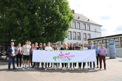 Ein spannender und erhellender Vormittag: die Schülerinnen und Schüler der Albert-Schweitzer-Schule mit dem Besuch aus Wiesbaden. Links: Christian Bolduan und Esther Haude, rechts: Lukas Raatz, Sabine Roesler und Oliver Conz.