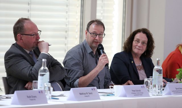 Teilnehmerinnen und Teilnehmer der 1. Sitzung des HBN im Plenum