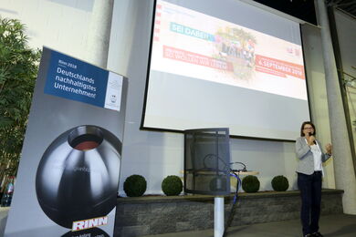 Ministerin Hinz spricht bei Rinn Beton- und Naturstein GmbH 