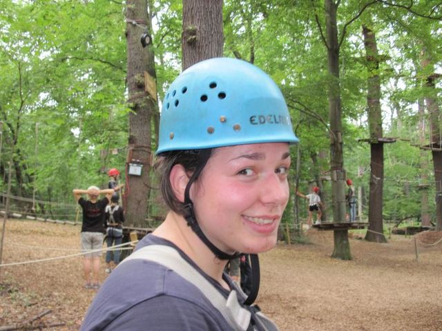 Teilnehmerin mit Helm im Kletterwald