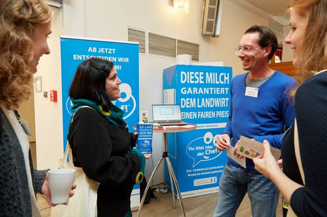 Ausstellende und Teilnehmende beim Austausch auf dem Martkplatz