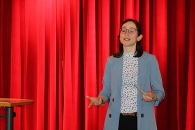 Sabine Roesler von der Geschäftsstelle der Nachhaltigkeitsstrategie Hessen eröffnet die Veranstaltung.