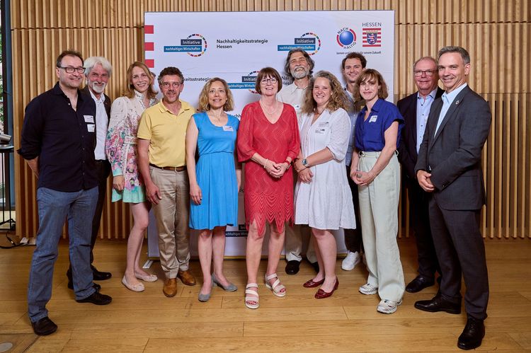 Mitglieder des Lenkungsgremiums mit Umweltministerin Priska Hinz auf der Jahreskonferenz 2023 der Wirtschaftsinitiative.