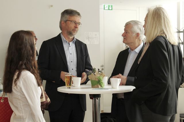 Teilnehmerinnen und Teilnehmer der 1. Sitzung des HBN im Gespräch