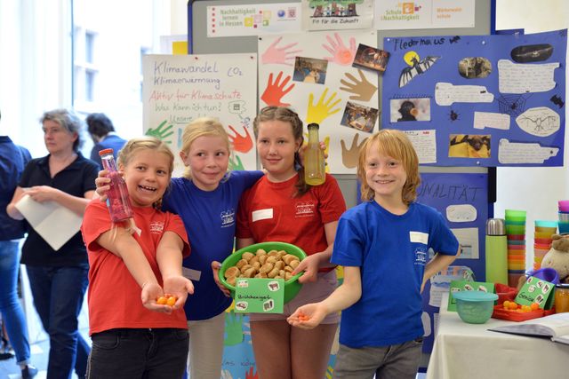 4 Kinder, die Lebensmittel halten