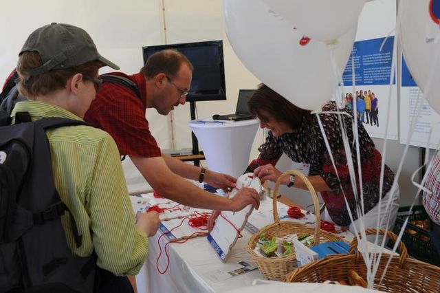 Besucher am Infostand