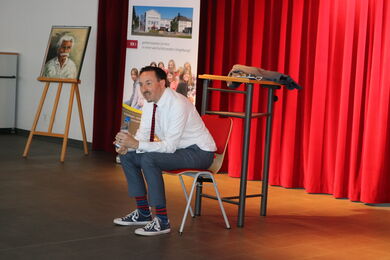 Staatssekretär Oliver Conz stellt sich den Fragen der Schülerinnen und Schüler.