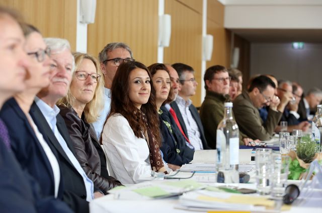 Teilnehmerinnen und Teilnehmer der 1. Sitzung des HBN im Plenum