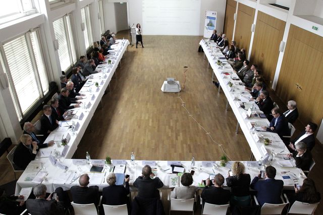 Vollansicht des Plenums der 1. Sitzung des Hessischen Bündnisses für Nachhaltigkeit