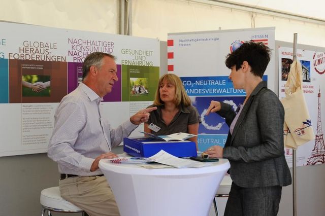 Gespräch am Infostand