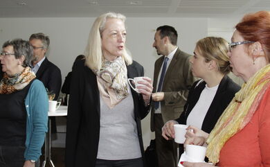 Teilnehmerinnen und Teilnehmer der 1. Sitzung des HBN im Gespräch