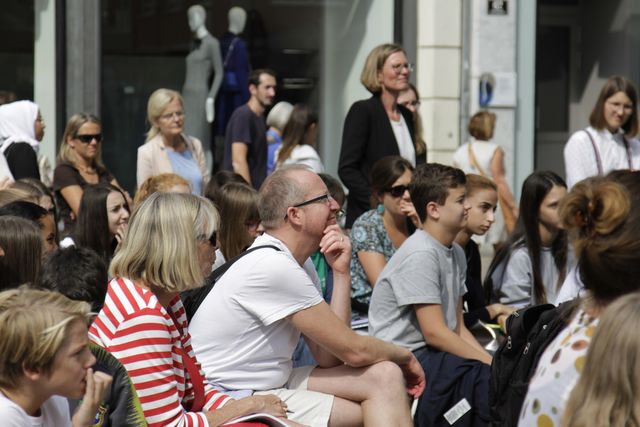 Zuschauerinnen und Zuschauer auf dem Mauritiusplatz in Wiesbaden