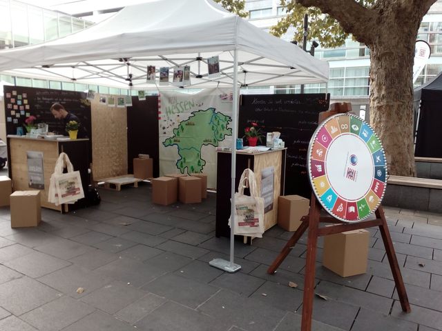 Roadshowstand auf dem Mauritiusplatz in Wiesbaden