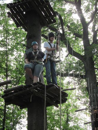 In luftiger Höhe im Kletterwald