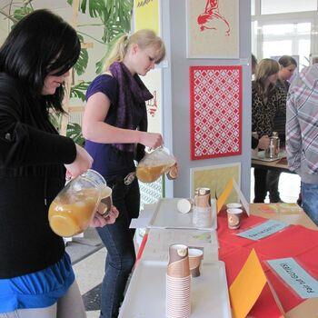 Vitaminsäfte werden ausgeschenkt