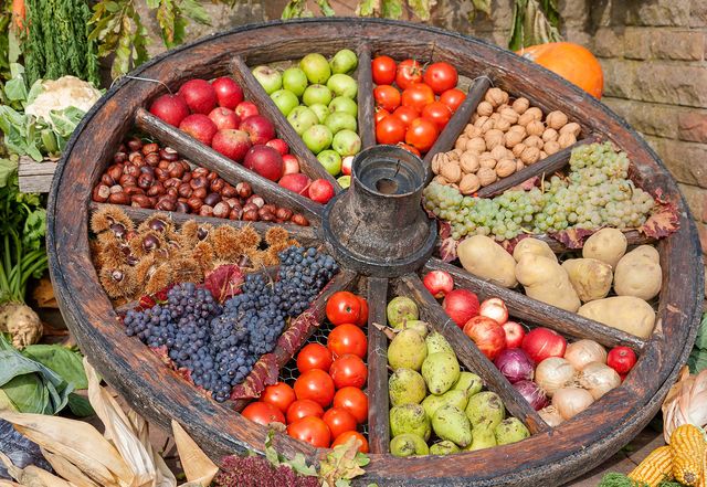 Obst und Gemüse in einem alten Rad