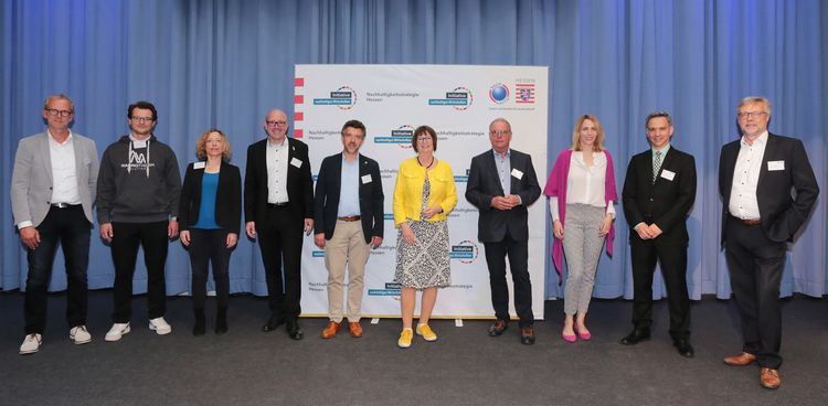 Mitglieder des Lenkungsgremiums mit Umweltministerin Priska Hinz auf der Jahreskonferenz 2022 der Wirtschaftsinitiative.