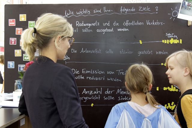 Roadshowstand auf dem Mauritiusplatz in Wiesbaden