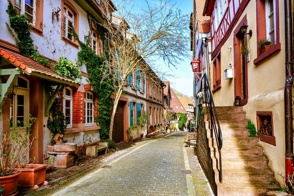 Fußgängerweg in einer kleinen Ortschaft
