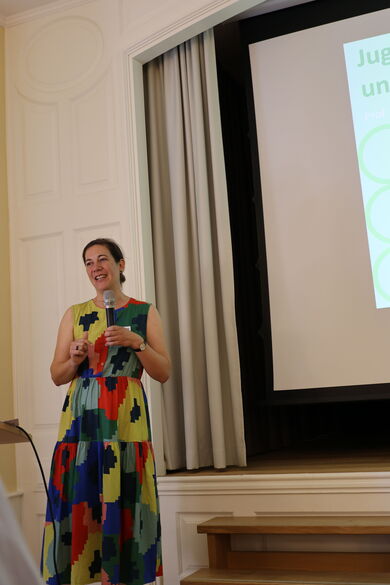 Prof. Dr. Friederike Edel (Hochschule Darmstadt) mit einem Einblick in das Forschungsprojekt „Freiraum wächst – Klimaadaptive Stadträume mit Kindern gestalten“ (in Kooperation mit der Stadt Eltville am Rhein).